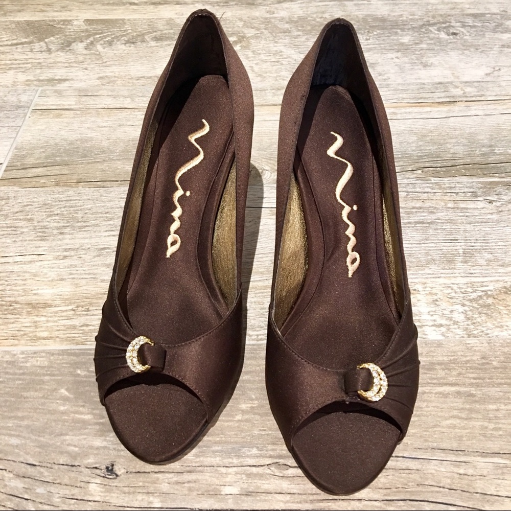 Nina heel in brown with diamond and gold accent